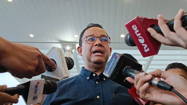 Capres nomor urut 01, Anies Baswedan, saat ditemui wartawan usai mendarat di Bandara Jenderal Ahmad Yani, Semarang, Jawa Tengah, Senin (5/2/2024). Foto: Fadhil Pramudya/kumparan