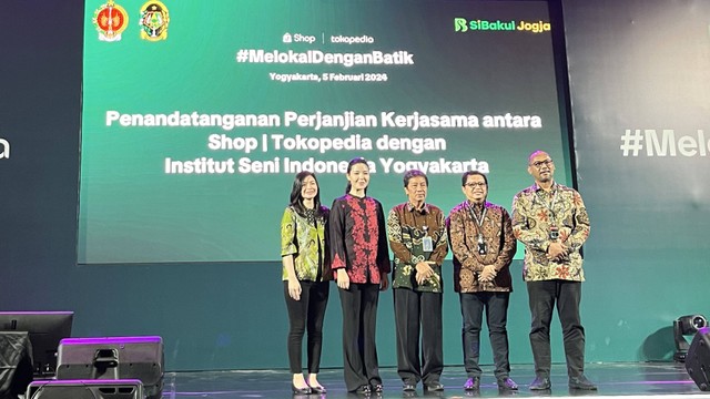 Presiden Tokopedia Melissa Siska Juminto dan Direktur Eksekutif E-Commerce TikTok Indonesia Stephanie Susilo dalam acara kampanye #MelokalDenganBatik, Senin (5/2/2024). Foto: Ghinaa Rahmatika/kumparan