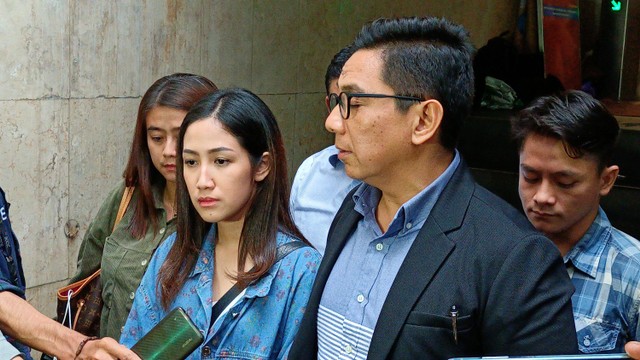 Selebgram Tamara Tyasmara dan kuasa hukumnya Sandy Arifin di Polda Metro Jaya. Foto: Aprilandika Pratama/kumparan