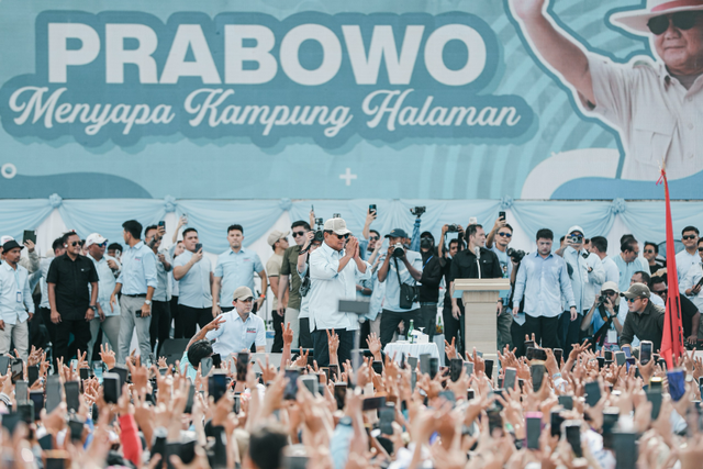 Capres nomor urut 2 Prabowo Subianto berkampanye di Lapangan Schwarz, Minahasa, Sulawesi Utara, Senin (5/2/2024). Foto: Dok. Istimewa