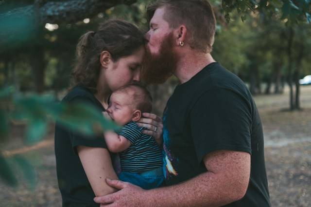 Ilustrasi Cara Membuat Suami Jatuh Cinta Lagi. Foto: dok. Unsplash/Dennis Acevedo