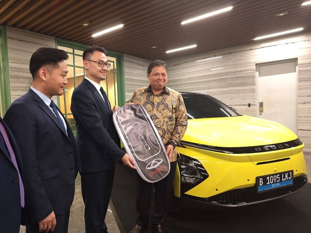 Mobil listrik Chery Omoda E5 kuning milik Menteri Koordinator Perekonomian Airlangga Hartarto di Jakarta (5/2/2024). Foto: Aditya Pratama Niagara/kumparan