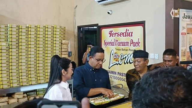 Capres nomor urut 1, Anies Baswedan, berkunjung ke Lumpia Cik Me Me, Semarang, Jawa Tengah, Senin (5/2/2024). Foto: Fadhil Pramudya/kumparan