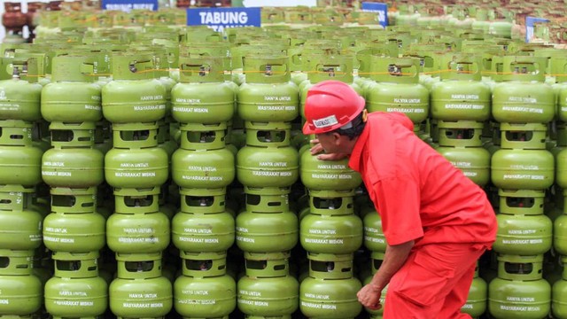 Pekerja mengecek pasokan tabung gas elpiji 3 kg. Foto: Pertamina