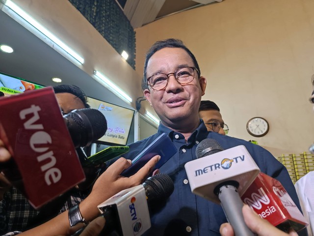 Capres nomor urut 01, Anies Baswedan, saat ditemui wartawan usai berkunjung ke Lumpia Cik Me Me, Semarang, Jawa Tengah, Senin (5/2/2024). Foto: Fadhil Pramudya/kumparan