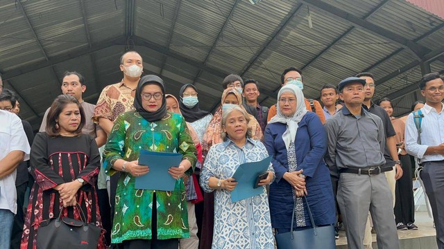 Sejumlah guru besar dan alumni Universitas Sumatera Utara (USU) bacakan petisi terkait situasi politik pada Senin (5/2/2024). Foto: Tri Vosa/kumparan