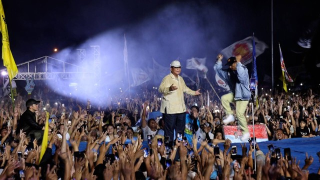 Prabowo Subianto menyapa sebanyak sekitar 80 ribu masyarakat Sulawesi Utara di Lapangan KONI Sario, Manado, Senin (5/2). Foto: Dok. Istimewa