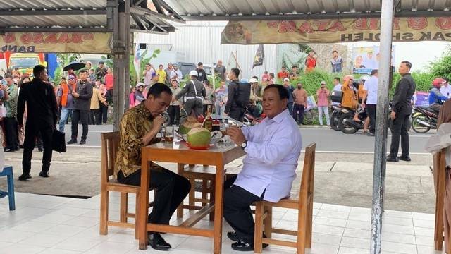 Presiden Jokowi makan Bakso bersama Menhan sekaligus capres nomor urut 1 Prabowo Subianto di Bakso Bandongan Pak Sholeh, Magelang, Jawa Tengah, Senin (29/1/2024). Foto: Luthfi Humam/kumparan