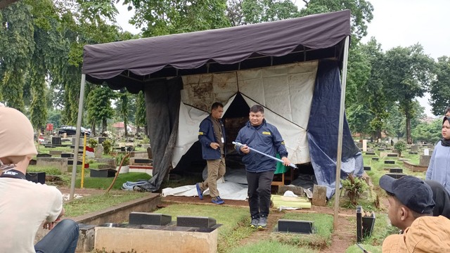 Proses ekshumasi makam Dante anak dari artis Tamara Tyasmara di TPU Jeruk Purut, Jakarta, Selasa (6/2). Foto: Aprilandika Pratama/kumparan