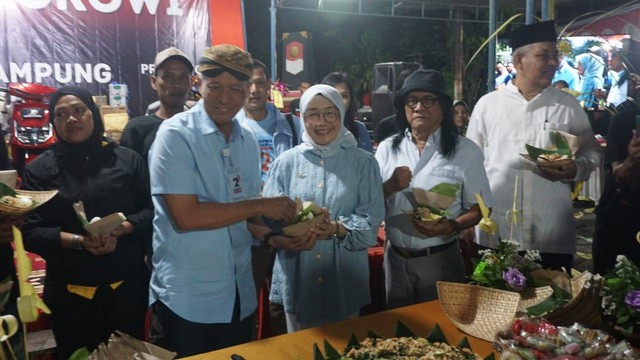 Adik Jokowi dan Kaka Iriana Kompak Hadiri Umbul Donga Jaga Kampung Amankan Paslon Suara 02. Foto: Dok. kumparan