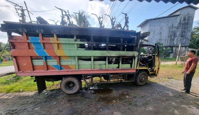 Truk bermuatan motor ludes terbakar di Jalan Raya Mempawah. Foto: Muhammad Zain/Hi!Pontianak