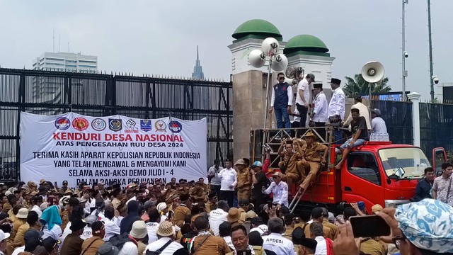 Demo APDESI di depan Gedung DPR/MPR RI, Jakarta, Selasa (6/2/2024). Foto: Thomas Bosco/kumparan
