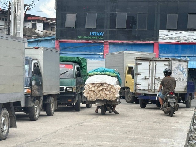 Deretan mobil ekspedisi di Jalan Budi Karya Pontianak Selatan. Foto: Dok Hi!Pontianak