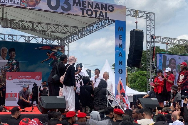 Capres 03 Ganjar Pranowo di acara Hajatan Rakyat di Balikpapan, Kalimantan Timur, Selasa (6/2/2024). Foto: Paulina Herasmaranindar/kumparan