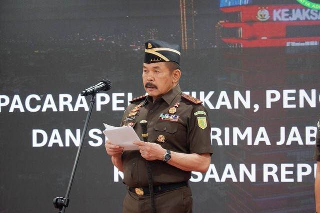 Jaksa Agung, ST Burhanuddin melantik Kepala Kejaksaan Tinggi DKI Jakarta dan Bali di Kejagung, Jakarta, Selasa (6/2/2024). Foto: Kejagung