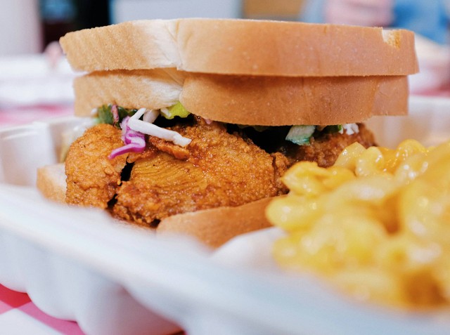 Tempat makan nashville chicken di Jogja. Foto hanya ilustrasi, bukan gambar sebenarnya. Sumber: Unsplash/Blake Guidry. 