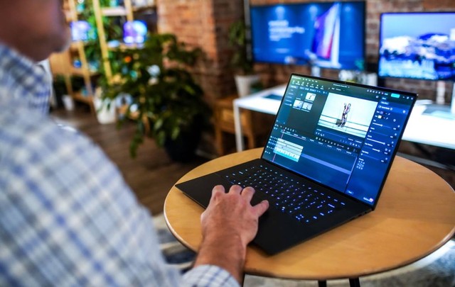 Ilustrasi mengedit video dengan laptop ultrabook Dell XPS. Foto: Dell
