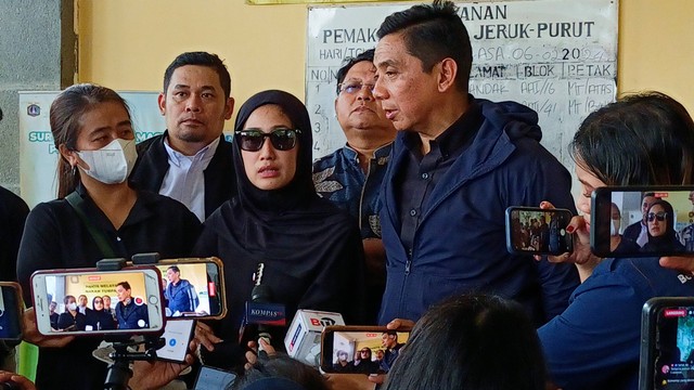 Tamara Tyasmara di TPU Jeruk Purut, Jakarta Selatan, Selasa (6/2/2024. Foto: Aprilandika Pratama/kumparan