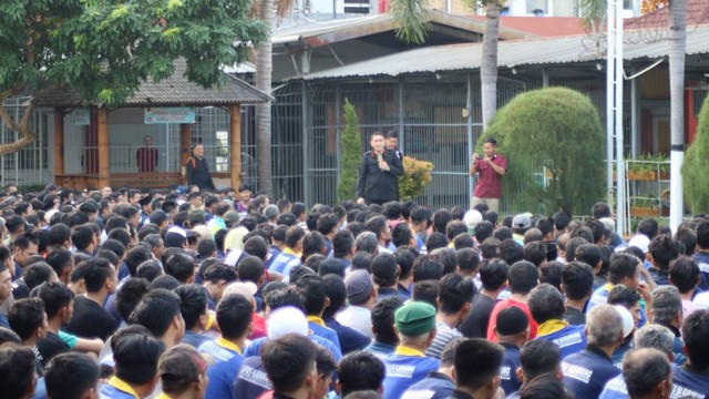 Kepala Lapas Kelas IIA Karawang, Christo Toar saat memberikan pemahaman seputar pemilu terhadap 1.081 warga binaan. Foto: kumparan