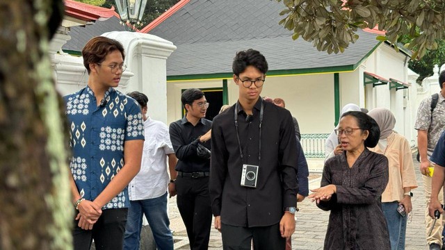 RM Drasthya Wironegoro saat menemani Alam Ganjar keliling Keraton Yogyakarta, Selasa (6/2). Foto: Arif UT/Pandangan Jogja