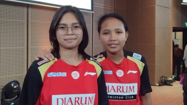 Atlet terbaik PB Djarum 2023, Isyana Syahira Meida dan Rinjani Kwinnara Nastine saat ditemui wartawan di Jakarta pada 6 Februari 2024. Foto: kumparan/Azrumi El Ghazali