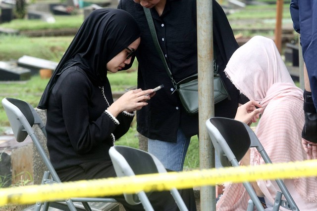 Artis Tamara Tyasmara saat menghadiri autopsi anaknya di TPU Jeruk Purut, Jakarta, Selasa (6/02/2024). Foto: Dok. Agus Apriyanto