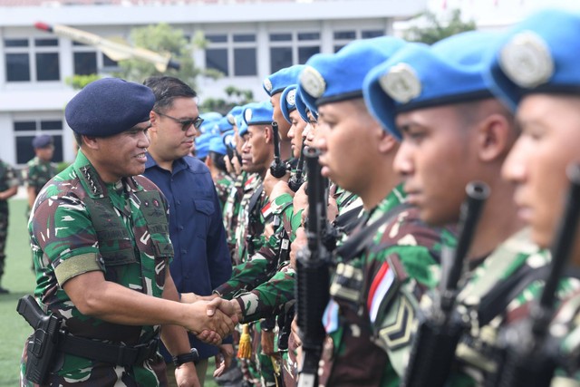 KSAL Laksamana TNI Muhammad Ali bersalaman dengan prajurit Satuan Tugas Maritime Task Force (MTF) TNI Kontingen Garuda XXVIII-N/UNIFIL usai mengikuti upacara penyambutan di Dermaga Kolinlamil, Tanjung Priok, Jakarta, Selasa (6/2/2024). Foto: M Risyal Hidayat/ANTARA FOTO