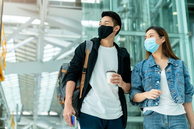 Free photo young asian male and female couple tourists drag luggages walking through the hallway after arrival two asian people traveller wearing facial face mask virus protection safety travel ideas concept (freepik.com)
