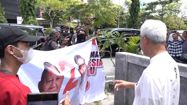 Ganjar Pranowo ajak relawan Prabowo Gibran makan siang. Foto: Dok. TPN Ganjar-Mahfud