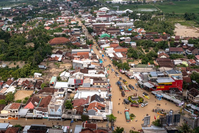 Foto udara kondisi jalur utama jalan Semarang-Purwodadi tergenang banjir di Kecamatan Gubug, Grobogan, Jawa Tengah, Selasa (6/2/2024). Foto: Aji Styawan/ANTARA FOTO