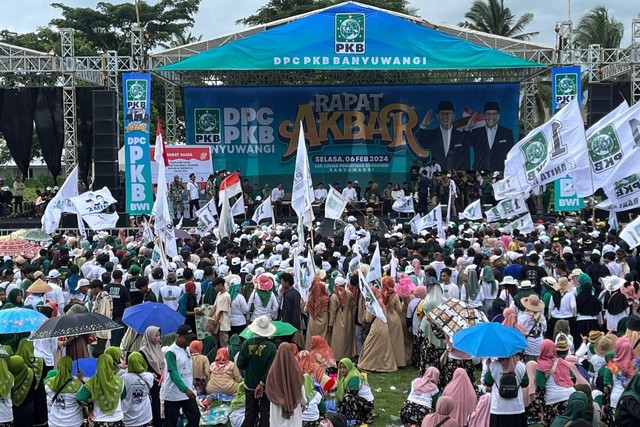 Cawapres 01 Muhaimin Iskandar alias Cak Imin menyapa masyarakat di Lapangan Lugjag Pengatigan Rogojampi, Banyuwangi, Jawa Timur, Selasa (6/2/2024). Foto: Haya Syahira/kumparan