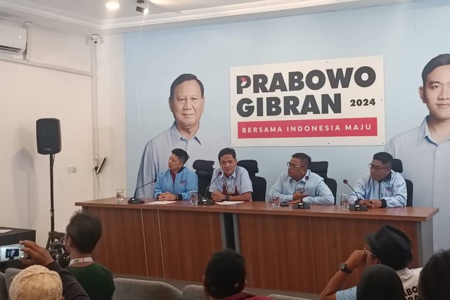 Konferensi Pers TKN Prabowo-Gibran soal Expose Kecurangan Pemilu di Malaysia, Pencoblosan Surat Suara Ilegal untuk Capres Tertentu di Medcen TKN Prabowo-Gibran, Jakarta Selatan, Selasa (6/2/2024). Foto: Zamachsyari/kumparan