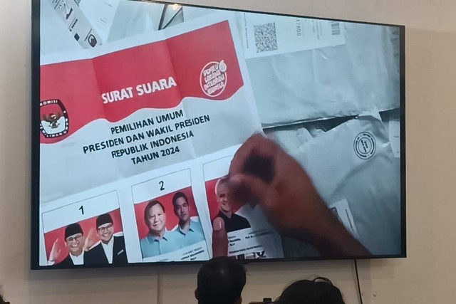 Konferensi Pers TKN Prabowo-Gibran soal Expose Kecurangan Pemilu di Malaysia, Pencoblosan Surat Suara Ilegal untuk Capres Tertentu di Medcen TKN Prabowo-Gibran, Jakarta Selatan, Selasa (6/2/2024). Foto: Zamachsyari/kumparan