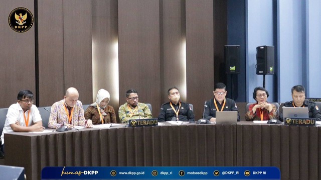 sidang DKPP memutuskan suatu putusan dalam mengawasi KPU. (Sumber foto: Situs resmi dkpp.go.id https://dkpp.go.id/diduga-lakukan-intimidasi-verifikasi-parpol-10-penyelenggara-pemilu-disidang-dkpp/ )