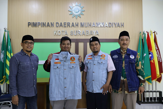 Ketua Pemuda Muhammadiyah Kota Surabaya, Alfianur Rizal Ramadhani menunjukkan rompi jeans biru yang dikenakan pada acara Pimpinan Daerah Pemuda Muhammadiyah. Foto: Dok. Istimewa