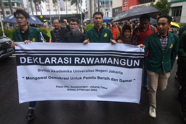 Sejumlah guru besar, dosen, mahasiswa, serta alumni Universitas Negeri Jakarta (UNJ) melakukan aksi jalan kaki dalam Deklarasi Rawamangun Mengawal Demokrasi Untuk Pemilu Bersih dan Damai di Jakarta, Selasa (6/2/2024). Foto: Aditya Pradana Putra/ANTARA FOTO
