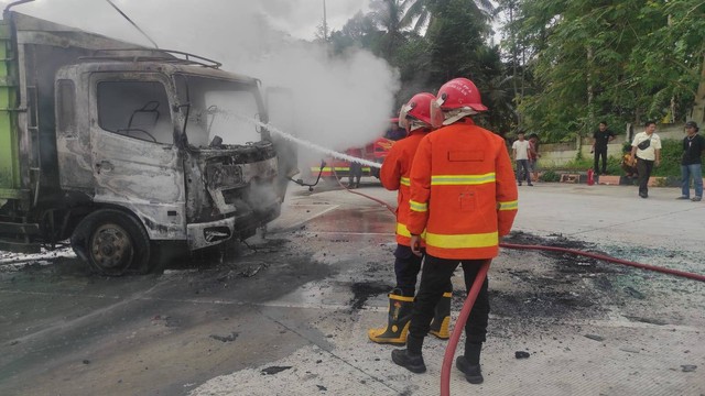 Mobil truk terbakar di area tol Kalianda KM 20, Kecamatan Kalianda, Lampung Selatan, Selasa (6/2). | Foto: Damkarmat Lampung Selatan