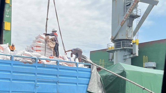 Proses bongkar muat kapal kargo beras Bulog di Terminal Jamrud, Pelabuhan Tanjung Perak, Surabaya, Jawa Timur pada Selasa (6/2/2024). Foto: Widya Islamiati/kumparan