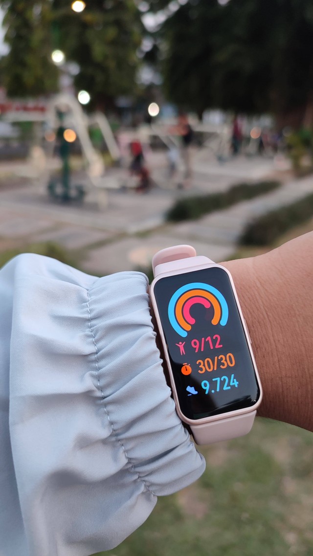 Gambar wearable device: smart watch, Sumber: Dokumen Pribadi