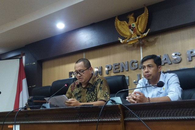 Koordinator Divisi Penanganan Pelanggaran Bawaslu Jabar, Syaiful Bachri (kiri), di Kantor Bawaslu, Kota Bandung, pada Selasa (6/2/2024). Foto: Rachmadi Rasyad/kumparan