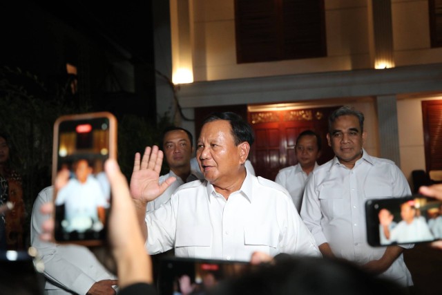 Capres nomor urut 2, Prabowo Subianto merayakan Hari Ulang Tahun (HUT) ke-16 Partai Gerindra yang digelar secara sederhana di kediamannya di Jalan Kertanegara no.4, Jakarta Selatan, Selasa (6/2/2024). Foto: Dok. Istimewa