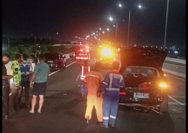 Kecelakaan Mobil Hyundai Ionic dengan Mobil Nisan Navara di KM 03.300 Tol Becakayu Halim arah Jatiwaringin Foto: Twitter/@TMCPoldaMetro