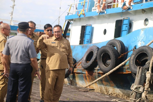 Pj Sekda Kalbar, Muhammad Bari saat melakukan peninjauan ke Pelabuhan Sungat Terminal Induk Sungai Raya, Kubu Raya yang akan direhabilitasi tahun ini, Foto: Adpim Pemprov Kalbar