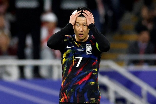 Pemain Korea Selatan Son Heung-Min tampak sedih setelah tersingkir dari Piala Asia di Stadion Ahmed bin Ali, Al Rayyan, Qatar, Selasa (6/2/2024). Foto: Thaier Al-Sudani/REUTERS