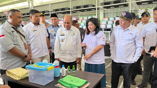 Kabid Kesehatan PMI Pusat, Dr. Weka menerangkan apa saja yang ada di gudang logistik PMI kepada Plt Gubernur Maluku Utara, Ir. H. M.Yasin didampingi oleh Prof Husen Ketua Pengurus PMI Malut dan wakil Bupati Halmahera Barat, Jufri Muhamad.