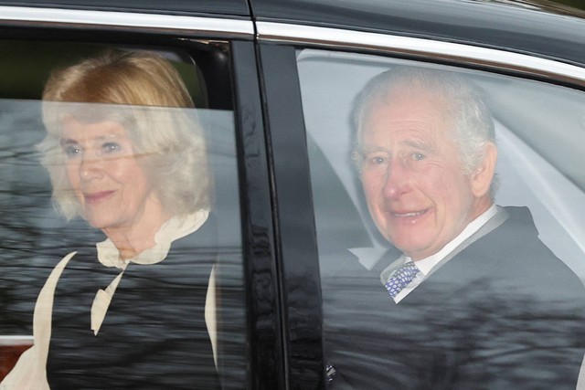 Raja Charles dan Ratu Camilla dari Inggris meninggalkan Clarence House, sehari setelah diumumkan bahwa Raja Charles didiagnosis menderita kanker, di London, Inggris, Selasa (6/2/2024). Foto: Toby Melville/REUTERS
