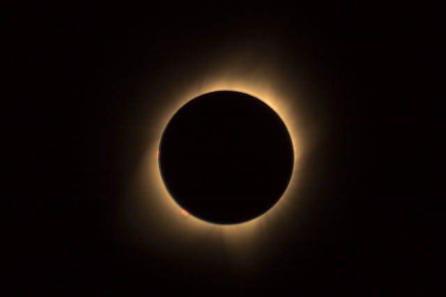 Ilustrasi Perbedaan Gerhana Matahari dan Gerhana Bulan Berdasarkan Fenomena. Sumber: Pexels/Drew Rae