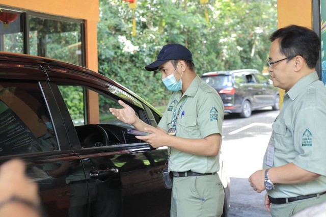 Petugas melakukan cek ulang pesanan online pengunjung di pintu masuk Taman Safari Bogor. Foto: Dok TSI Bogor