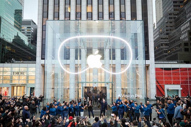 Penjualan perdana Apple Vision Pro di Apple Store Fifth Avenue di New York, AS, Jumat (2/2). Foto: Apple