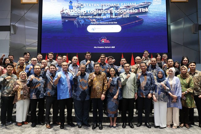 Ardi Bakrie dan Anindya Bakrie hadir dalam pencatatan saham PT Ancara Logistics Indonesia Tbk (ALII) di Gedung Bursa Efek Indonesia, Rabu (7/2/2024). Foto: Dok. BEI